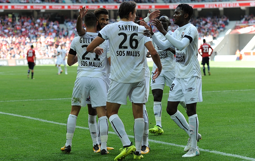 En poussant au fond des filets une remise de la tête de Ronny Rodelin, Ivan Santini - félicité, ici, par ses partenaires - a doublé la mise pour le Stade Malherbe à 20' de la fin.