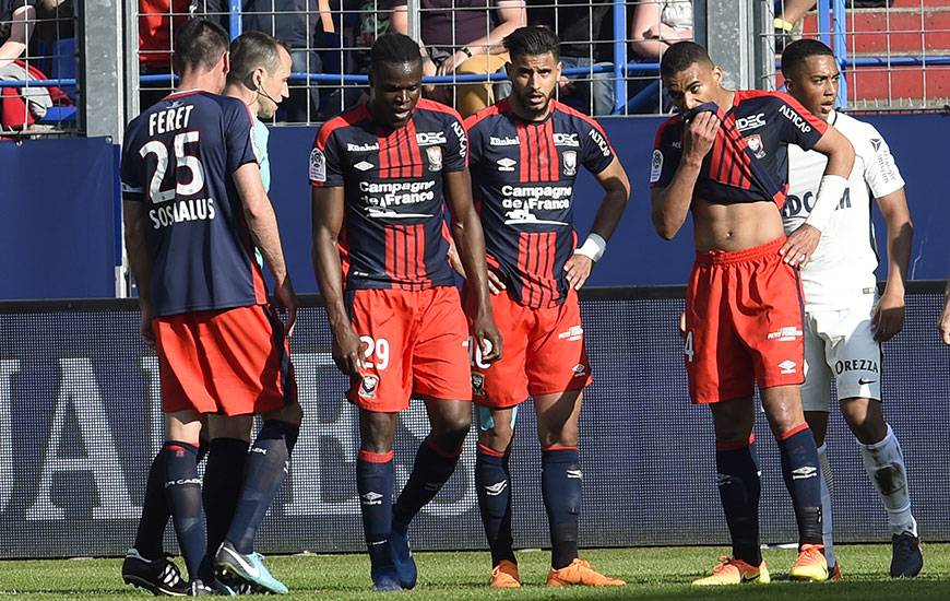 Ayant écopé d'un match de suspension ferme, Romain Genevois - ici, au milieu de ses coéquipiers - ratera les retrouvailles avec son ancien club niçois ce week-end.
