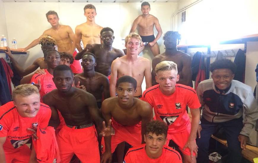 La joie des U17 Nationaux après la victoire sur le terrain de l'USL Dunkerque en ouverture du championnat hier après-midi