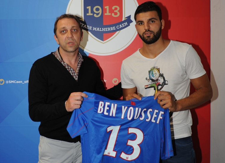 Syam Ben Youssef, qui prend ici la pose avec Xavier Gravelaine, le directeur général du Stade Malherbe, portera le numéro 13 sous les couleurs "Bleu et Rouge".