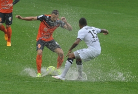 A l'image de Kévin Bérigaud et de Manu Imorou, Montpelliérains et Caennais ont dû jouer aux équilibristes sur une pelouse détrempée à la suite des intempéries sur La Paillade.