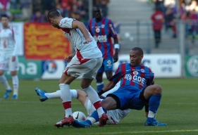 Yoan Gouffran, qui se débat, ici, avec deux Lillois, sous le regard de Rémi Gomis (au second plan), appartient à la dernière équipe caennaise qui a battu le LOSC à d'Ornano.