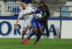 A la lutte, ici, avec la Bastiais Sadio Diallo, Alexandre Raineau possède un pied gauche extrêmement précis à l'image de sa passe décisive contre Nice en Coupe de la Ligue.