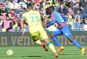 Meilleur buteur des Canaris avec deux réalisations, Yacine Bammou qui pouchasse, ici, Dennis Appiah, conduira une attaque nantaise revigorée.