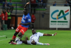 Titulaire indiscutable sur le flanc droit de la défense caennaise depuis le début de la saison, Dennis Appiah a décidé de poursuivre l'aventure avec le SMC jusqu'en 2018.
