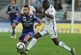 Julian Palmieri, ici à la lutte avec Dennis Appiah, fait partie des nombreux joueurs corses incertains pour le déplacement en Normandie.