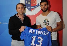 Syam Ben Youssef, qui prend ici la pose avec Xavier Gravelaine, le directeur général du Stade Malherbe, portera le numéro 13 sous les couleurs "Bleu et Rouge".