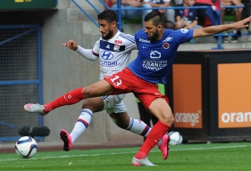 De retour dans le groupe caennais, Syam Ben Youssef, touché aux côtes et forfait lors de la dernière journée, ne recroisera pas la route de Nabil Fékir, le boureau du SMC à l'aller.