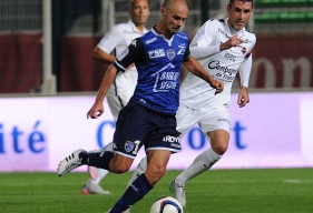 Benjamin Nivet, le capitaine troyen, pourchassé, ici, par Julien Féret lors du match aller, n'exclut pas de poursuivre sa carrière encore une saison à Troyes.