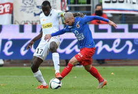 Face au bloc compact angevin, Vincent Bessat se méfie particulièrement des joueurs comme Cheikh N'Doye qui accompagne les actions jusqu'au bout.