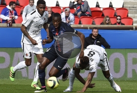 Buteur puis passeur décisif, Blaise Matuidi, qui échappe, ici, à Jordan Nkololo et Jordan Leborgne, a été monstrueux d'activité dans le cœur du jeu.