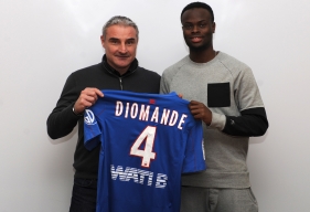 Sous le maillot "Bleu et Rouge", Ismaël Diomandé, ici, avec Alain Cavéglia, le directeur sportif du Stade Malherbe, portera le n°4.