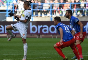 Totalement rétabli de son problème tendineux au mollet, Damien Da Silva, ici, entre Billy Ketkeophomphone et Syam Ben Youssef, devrait réintégrer le onze de départ du SMC.