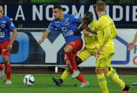 Absent depuis trois semaines à cause de douleurs intercostales, Damien Da Silva, compte tenu, qui plus est, du forfait d'Alaeddine Yahia, va retrouver une place de titulaire.