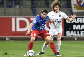 Suspendu en quarts de finale de la Ligue des Champions, David Luiz, ici, en duel avec Andy Delort, devrait retrouver une place de titulaire dans le onze de départ de Laurent Blanc.