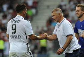 Parmi les points positifs, Patrice Garande qui félicite, ici, Andy Delort retenait la capacité de réaction de son équipe après l'ouverture du score niçoise.