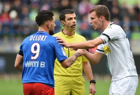 Pilier de la défense du SCO, Romain Thomas, ici, avec Andy Delort lors du match aller, fait partie des éléments angevins sollicités durant ce mercato.