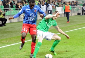 A l'image de sa prestation face aux "Verts", ici, en duel contre Nolan Roux, Dennis Appiah se porte de plus en plus souvent aux avant-postes. Il ne lui manque plus qu'un but.