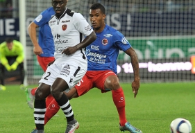 Emmanuel Imorou a dû attendre sa 36e apparition en L1 pour inscrire son premier but. Sur une offrande de Dennis Appiah, le latéral gauche avait offert le break au SMC.