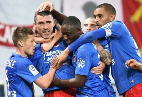 D'une chevauchée dont lui seul a le secret, Julien Féret, enlacé, ici, par ses partenaires, a mis le Stade Malherbe sur la voie du succès.