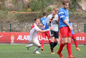 Toute la déception de Matthieu Jouenne, Louis Deschateaux et Jason Tré (au second plan) après le deuxième but monégasque synonyme de break. ©AS Monaco