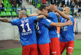 Alaeddine Yahia, Vincent Bessat et tous les Caennais enlacent Damien Da Silva, l'unique buteur d'une tête des 15 mètres face au Téfécé.