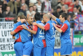 Steve Savidan, Pablo Barzola, Benjamin Nivet et Grégory Proment félicitent Fahid Ben Khalfallah (masqué par ses coéquipiers sur la photo), auteur du deuxième but caennais. 