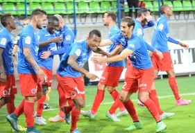 Pour son premier but en Ligue 1, celui qui offre le break au Stade Malherbe, Emmanuel Imorou est félicité par tous ses coéquipiers.
