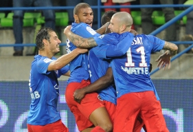 Nicolas Seube, Jordan Adéoti et Vincent Bessat se précipitent sur Jeff Louis. En reprenant, sans contrôle et quasiment à bout portant, une frappe d'Andy Delort qui s'était écrasée sur la base du montant droit du MHSC, l'Haïtien avait inscrit le but de la victoire à la 93'.
