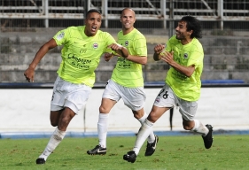 D'une tête lobée, Youssef El Arabi, ici fêté par Juan Eduardo Eluchans et Alexandre Raineau, avait offert la victoire au Stade Malherbe aux dépens du Sporting en 2009.