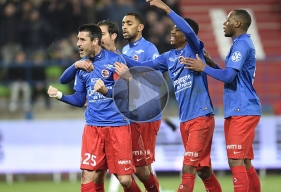 Toute la joie de Julien Féret, ici, félicité par Nicolas Seube, Jordan Nkololo, Hervé Bazile et Ronny Rodelin, auteur de l'égalisation sur un penalty suite à une main de Wallace.