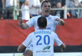 Toute la joie de Yohan Mollo qui saute dans les bras de Romain Hamouma. Le premier a transformé un coup franc juste avant la pause, le second a inscrit un doublé.
