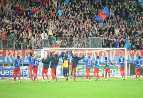 Vainqueurs à la dernière minute des arrêts de jeu, les Caennais ont longuement communié avec leurs supporters au coup de sifflet final.