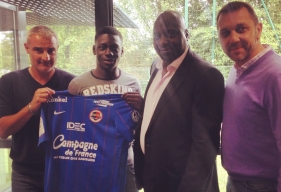 Jean-Victor Makengo en compagnie de son père, d'Alain Cavéglia et de Xavier Gravelaine, respectivement directeur sportif et directeur général du club normand, s'est engagé jusqu'en 2018 avec le Stade Malherbe.