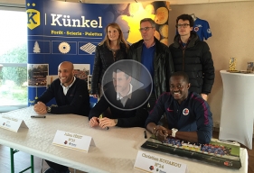 Christophe Künkel, en compagnie, ici, de ses deux enfants, Emilie et Alexandre, qui travaillent également dans l'entreprise, a fait découvrir sa scierie à Alaeddine Yahia, Julien Féret et Christian Kouakou. 