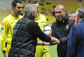 Leonardo Jardim qui salue, ici, Patrice Garande lors du match aller, souhaite que son équipe conserve ses huit points d'avance sur ses plus proches poursuivants dont le SMC.