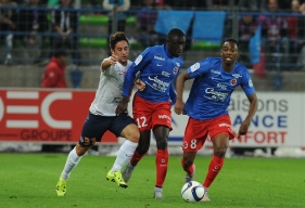 Non retenu dans le groupe caennais depuis le déplacement à Lorient, Jordan Nkololo, ici aux côtés de Dennis Appiah, effectue son retour dans les "18".