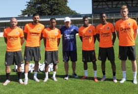 Patrice Garande pose avec les nouveaux visages du Stade Malherbe : les cinq premières recrues (Vincent Bessat, Syam Ben Youssef, Chaker Alhadhur, Jordan Nkololo, Florian Le Joncour) et le néo-pro Jordan Leborgne.