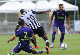A l'image de Nicolas Seube qui tacle ici l'Angevin Gilles Sunu, la rencontre entre le Stade Malherbe et le SCO a été assez âpre.