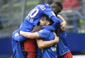 Saidi Ntibazonkiza qui félicite, ici Andy Delort après son penalty que le Burundais avait provoqué a réalisé une excellente prestation pour sa première titularisation en L1.
