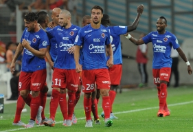 Toute l'équipe se rue sur Andy Delort pour le féliciter. Le nouveau n°9 du SMC a frappé un grand coup en offrant la victoire aux siens d'un tir des 20 mètres sous la barre.