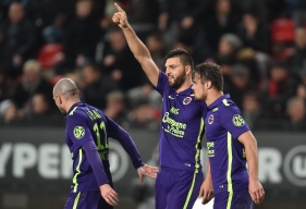 Sur un corner de Julien Féret dévié au premier poteau par Damien Da Silva et le dos du Rennais Benjamin André, Syam Ben Youssef a égalisé d'une volée à bout portant.