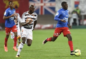 Malgré son premier but chez les professionnels, Dennis Appiah, pourchassé, ici, par l'ex-Caennais Yrondu Musavu-King, n'a pu empêcher la défaite du Stade Malherbe à domicile.
