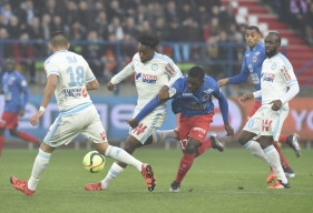 Pour sa première titularisation en Ligue 1, Jean-Victor Makengo, ici, encerclé par les Marseillais Mauricio Isla, Michy Batshuayi et Lassan Diarra, n'a pas démérité. 