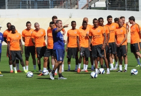 Sous le regard de Patrice Garande, Jean-Marie Huriez, son adjoint, donne les instructions au groupe caennais pour la première séance de la saison avec ballon.