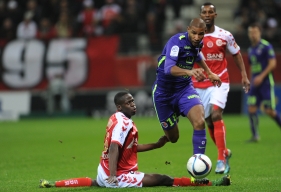 A l'image de Jordan Adéoti qui transperce Omenuke Mfulu, les Caennais ont fait subir leur première défaite de la saison à domicile au Stade de Reims.