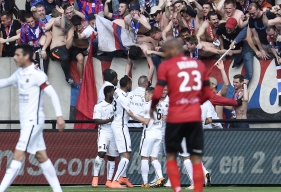 Les 300 supporters "Bleu et Rouge" qui avaient fait le déplacaement au Roudourou communient avec leurs protégés après l'ouverture du score de Ronny Rodelin.