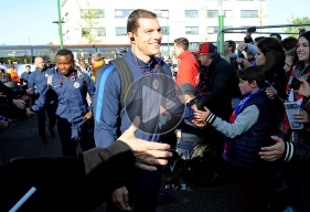 Avant le match, Rémy Vercoutre, Saidi Ntibazonkiza, Alexandre Raineau et l'ensemble de leurs coéquipiers ont pris un bain de foule ; les Caennais arrivants, une fois n'est pas coutume, sur l'esplanade de d'Ornano au milieu de leurs supporters.