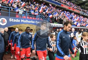 Ce match a été marqué par l'hommage rendu aux victimes des attentats du 13 novembre avec une Marseillaise chantée a capella et une minute de silence parfaitement respectée.