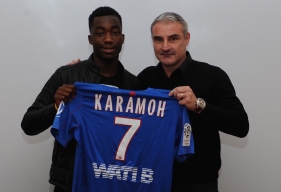 Yann Karamoh qui pose, ici, au moment de la signature de son premier contrat "pro" avec Alain Cavéglia, le directeur sportif du SMC, portera le n°7 avec le Stade Malherbe.